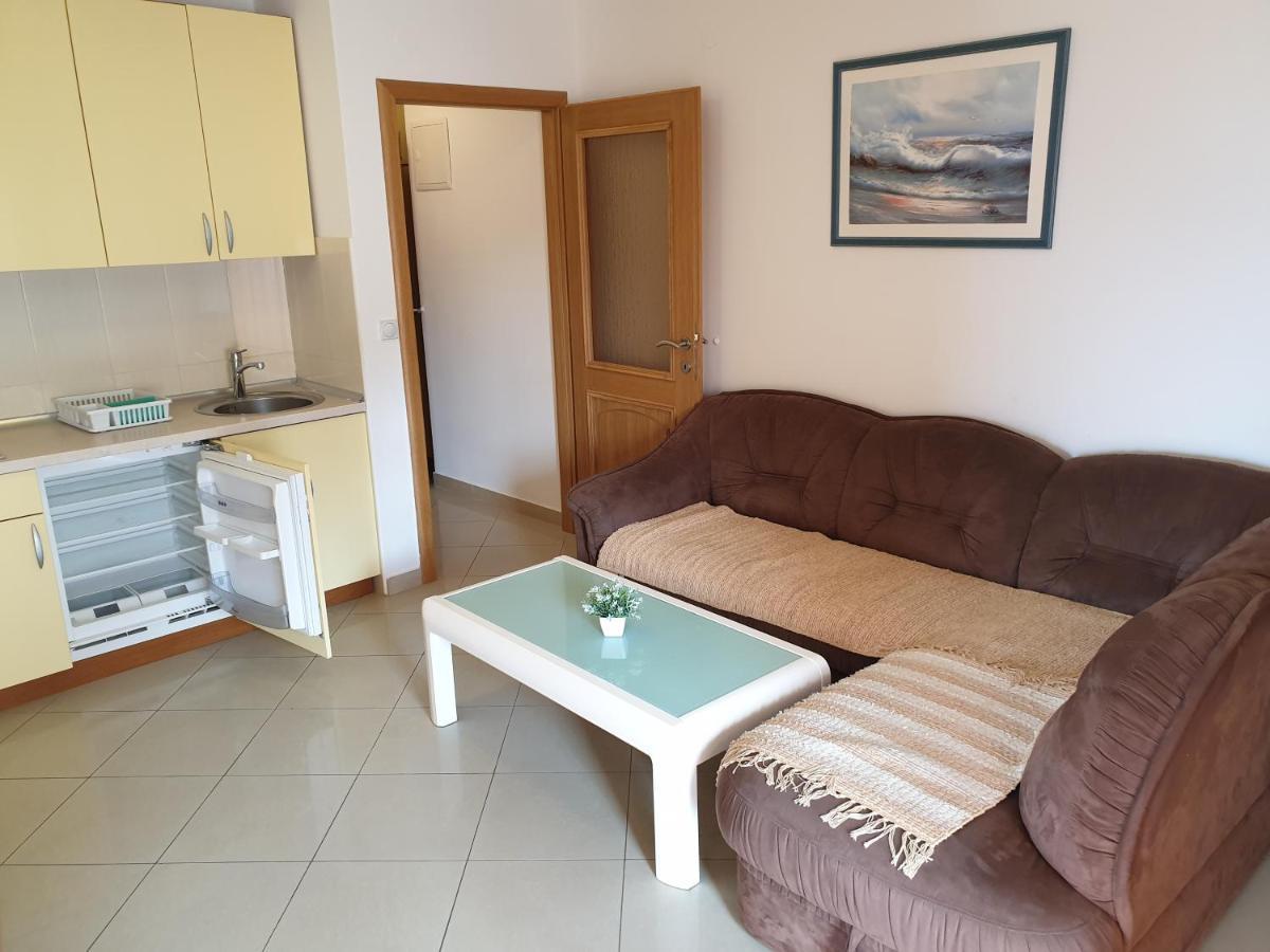 Apartment Knezovic Gradac (Split-Dalmatia)