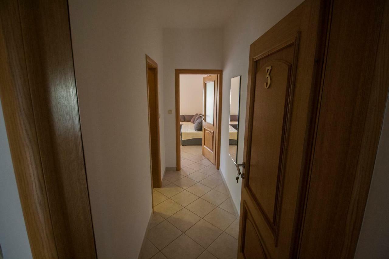 Apartment Knezovic Gradac (Split-Dalmatia)