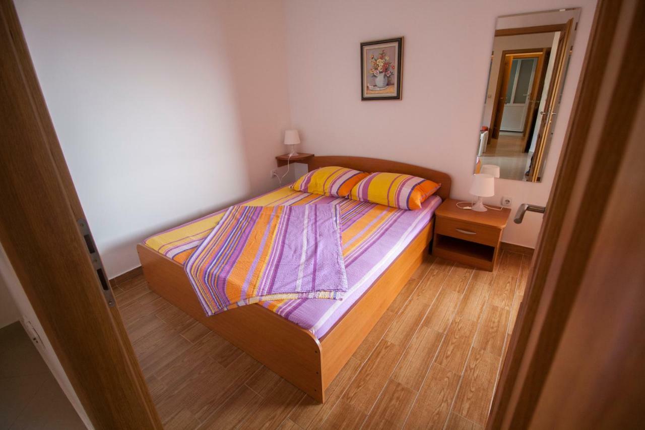 Apartment Knezovic Gradac (Split-Dalmatia)