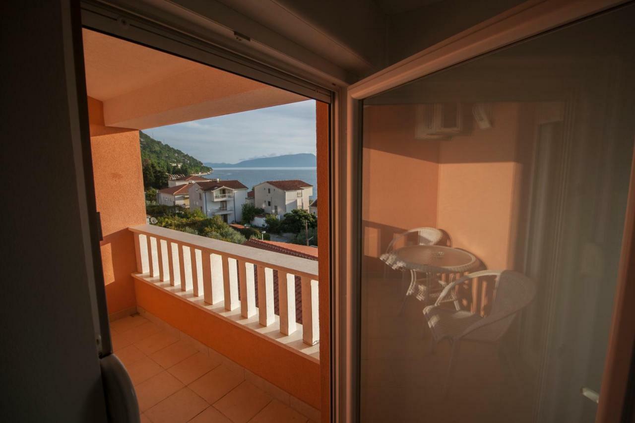 Knezovic Apartment Gradac (Split-Dalmatia)