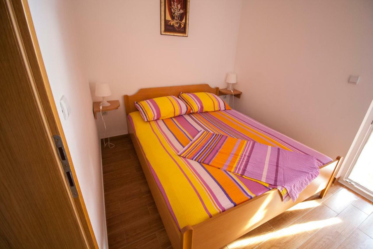 Apartment Knezovic Gradac (Split-Dalmatia)