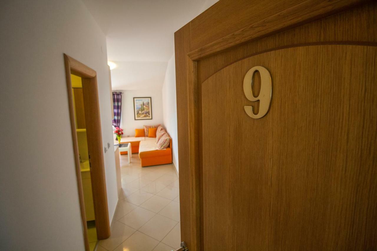 Apartment Knezovic Gradac (Split-Dalmatia)